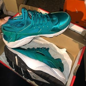 Nike huaraches ( WORN , condition 8/10)